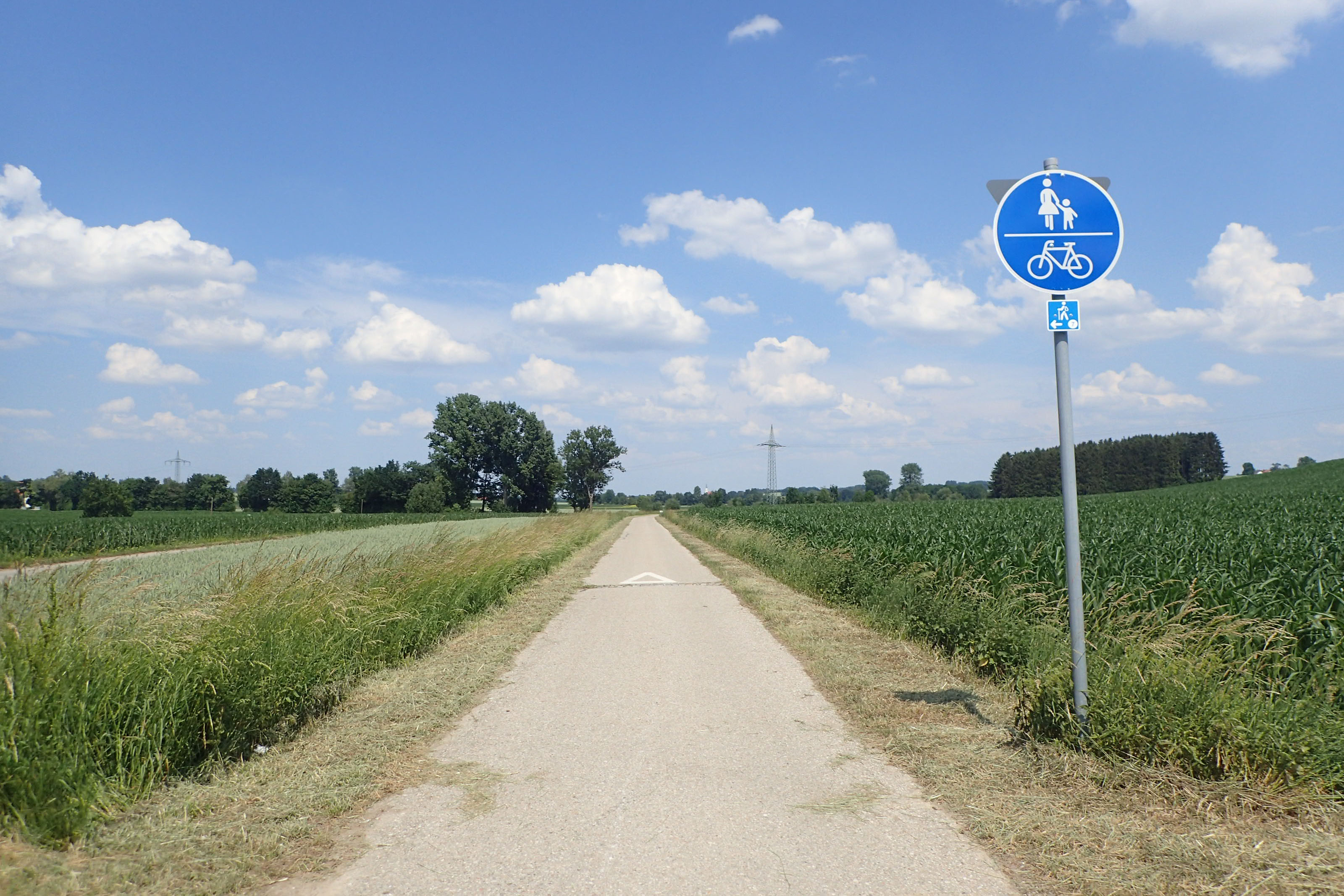 Weg für Fußgänger Fahrräder durch die Felder der Gemeinde Taufkirchen (Vils)