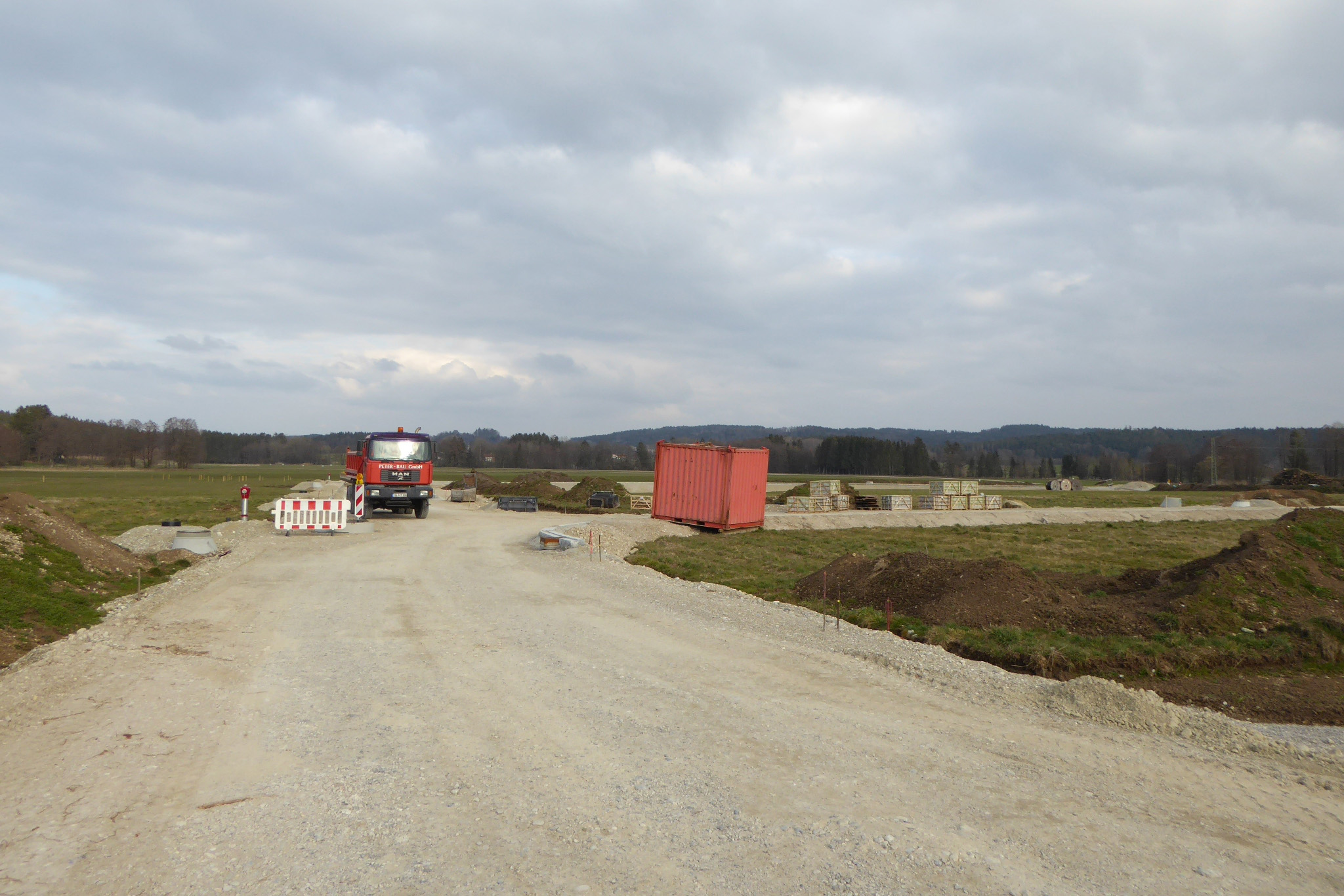 Baustelle mit Lastkraftwagen, das Gewerbegebiet Ascholding der Gemeinde Dietramszell entsteht
