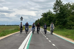 Sechs Personen radeln auf Fahrradweg
