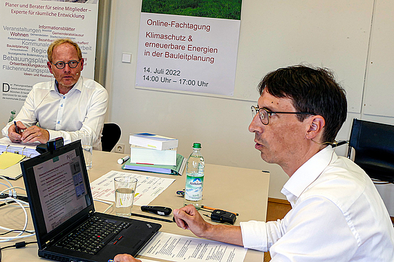 Dr. Gerhard Spieß und Marc Wißmann (Bild v.l.n.r.) bei der PV-Online-Fachtagung „Klimaschutz & Erneuerbare Energien“ © Planungsverband Äußerer Wirtschaftsraum München (PV)