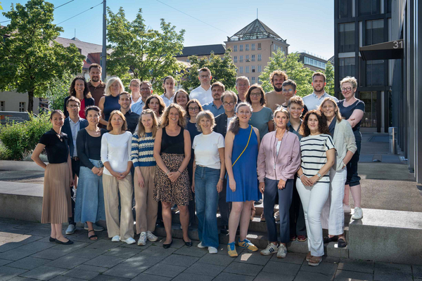 PV-Team mit Bürogebäude PV im ArtDeco-Palais in München im Hintergrund