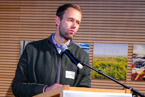 Dr. Max von Bredow bei seinem Vortrag am Rednerpult.