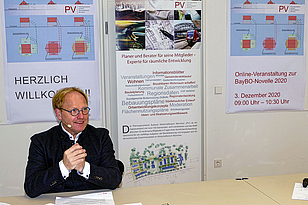 Dr. Gerhard Spieß erläutert die beabsichtigten Regelungen der BayBO-Novelle 2020 © Planungsverband Äußerer Wirtschaftsraum München (PV) Dr. Gerhard Spieß erläutert die beabsichtigten Regelungen der BayBO-Novelle 2020 © Planungsverband Äußerer Wirtschaftsraum München (PV)
