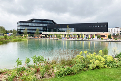 Gebäude im Hintergrund, See im Vordergrund