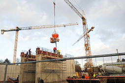 Kräne beim Hausbau