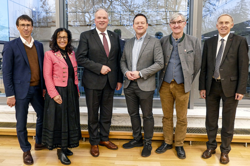 Menschen, die in Gruppe vor Panoramafenster stehen