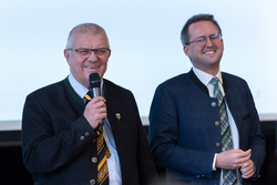 zwei Personen, einer mit Mikrofon