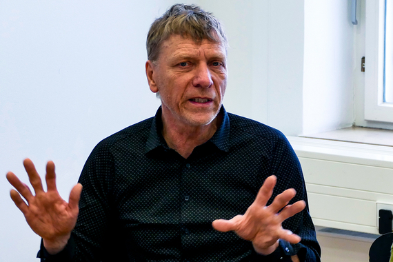 Mann der spricht und gestikuliert