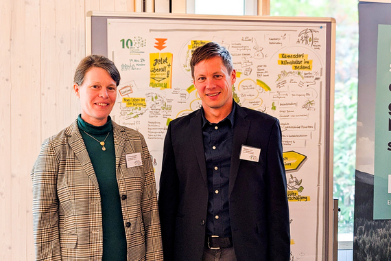 Zwei Personen vor Graphic Recording