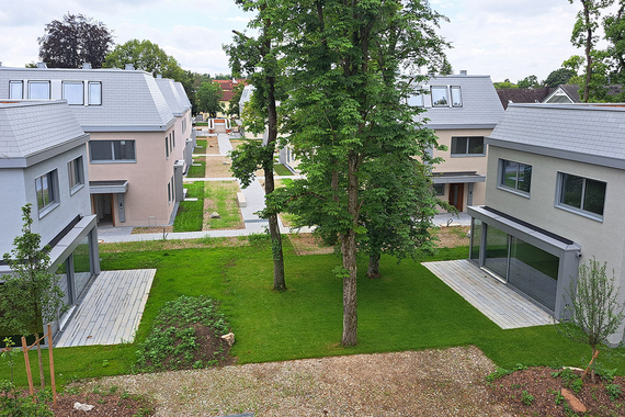 Neubauten in der Mitte Wiese mit Bäumen