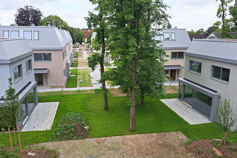 Neubauten in der Mitte Wiese mit Bäumen