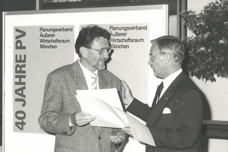 Schrittenloher übergibt Urkunde