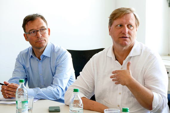 Arne Lorz bei Vortrag in Aktion, zweite Person hört zu