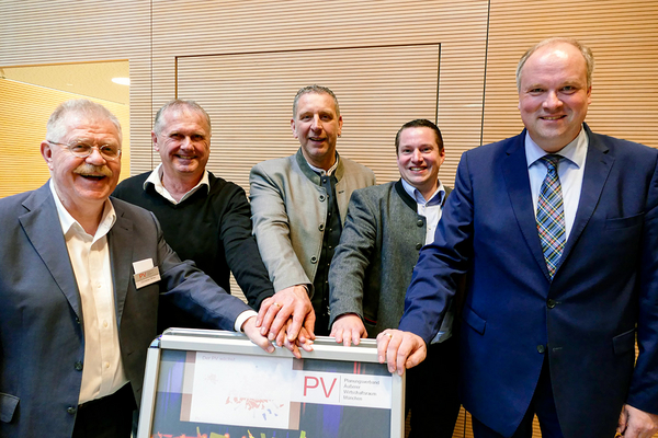 Drei Gemeinden der VG Mammendorf (Landkreis Fürstenfeldbruck) sind neue Mitglieder beim PV. Geschäftsführer Christian Breu, Erster Bürgermeister Franz Ostermeier (Mittelstetten), Erster Bürgermeister Rainer Spicker (Althegnenberg), Erster Bürgermeis Drei Gemeinden der VG Mammendorf (Landkreis Fürstenfeldbruck) sind neue Mitglieder beim PV. Geschäftsführer Christian Breu, Erster Bürgermeister Franz Ostermeier (Mittelstetten), Erster Bürgermeister Rainer Spicker (Althegnenberg), Erster Bürgermeister Josef Heckl (Mammendorf), Verbandsvorsitzender Landrat Christoph Göbel (v.l.n.r.) © Planungsverband Äußerer Wirtschaftsraum München (PV)