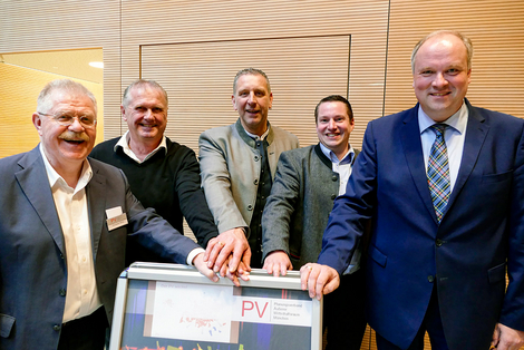 Drei Gemeinden der VG Mammendorf (Landkreis Fürstenfeldbruck) sind neue Mitglieder beim PV. Geschäftsführer Christian Breu, Erster Bürgermeister Franz Ostermeier (Mittelstetten), Erster Bürgermeister Rainer Spicker (Althegnenberg), Erster Bürgermeister Josef Heckl (Mammendorf), Verbandsvorsitzender Landrat Christoph Göbel (v.l.n.r.) © Planungsverband Äußerer Wirtschaftsraum München (PV)