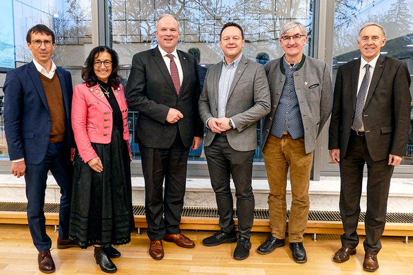 Menschen, die in Gruppe vor Panoramafenster stehen