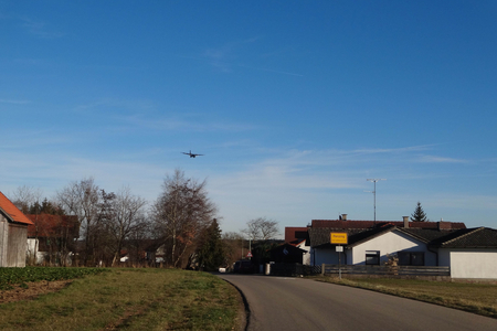 startendes Flugzeug in der Gemeinde Penzing