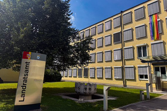 Eingangsbereich vom Landratsam Landsberg am Lech im Sonnenschein
