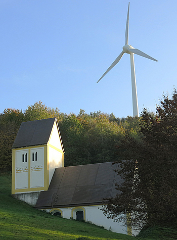 Kunstwerk „Versunkenes Dorf“ am Fuße des Fröttmaninger Bergs, Tour: High-Tech und Heidewiesen © LHM