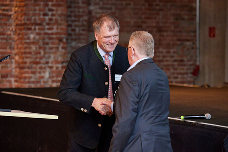 RPV-Verbandsvorsitzender Stefan Schelle dankt Geschäftsführer Christian Breu © Planungsverband Äußerer Wirtschaftsraum München (PV) / Oliver Jung Fotografie