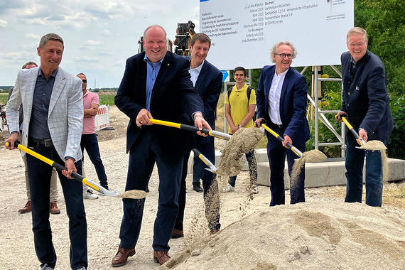 Offizieller Spatenstich für die erste Radschnellverbindung im Landkreis München (v. l.): Unterschleißheims Erster Bürgermeister Christoph Böck, Landrat Christoph Göbel, Baudirektor Christian Mattmann (Staatliches Bauamt Freising), Dr. Josef Rott, Abteilungsleiter Vernetzte Mobilität und ÖPNV im Bayerischen Staatsministerium für Wohnen, Bau und Verkehr, und Dr. Dietmar Gruchmann, Erster Bürgermeister der Stadt Garching © Landkreis München