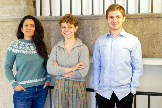 Drei Personen blicken in die Kamera