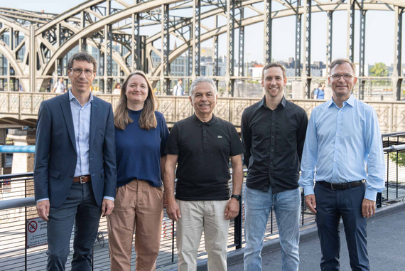 Gruppenfoto vor Hackerbrücke