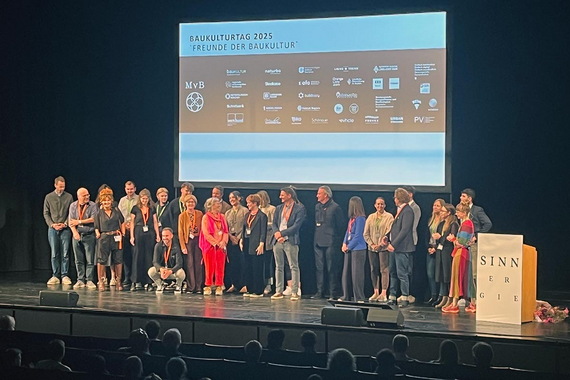 Etwa 20 Leute auf einer Bühne