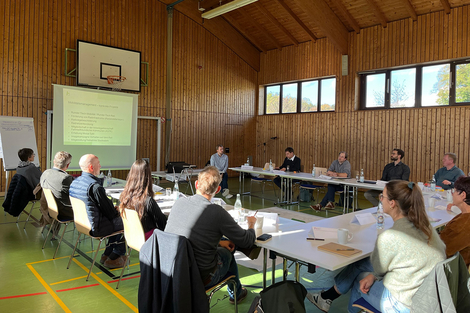 Tische mit Personen dran