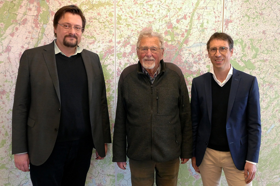 Zwei Personen vor großer Karte