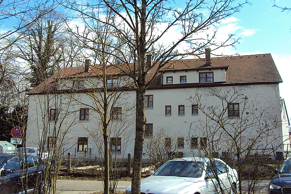 Schießhallenplatz in Dorfen mit altem Gemeindehaus © Stadt Dorfen