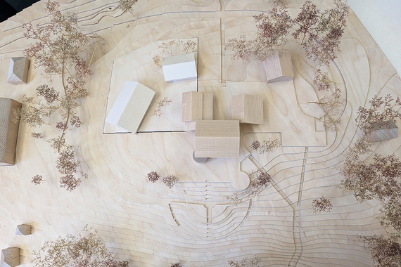 Holzmodell mit Gebäuden, Wegen und Bäumen