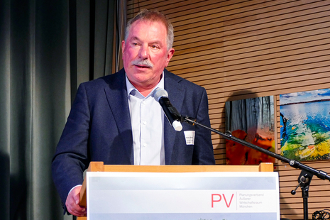 Bürgermeister Walter Bleimaier bei einem Vortrag am Rednerpult