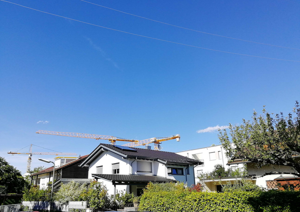 Einfamilienhaus, Kräne im Hintergrund