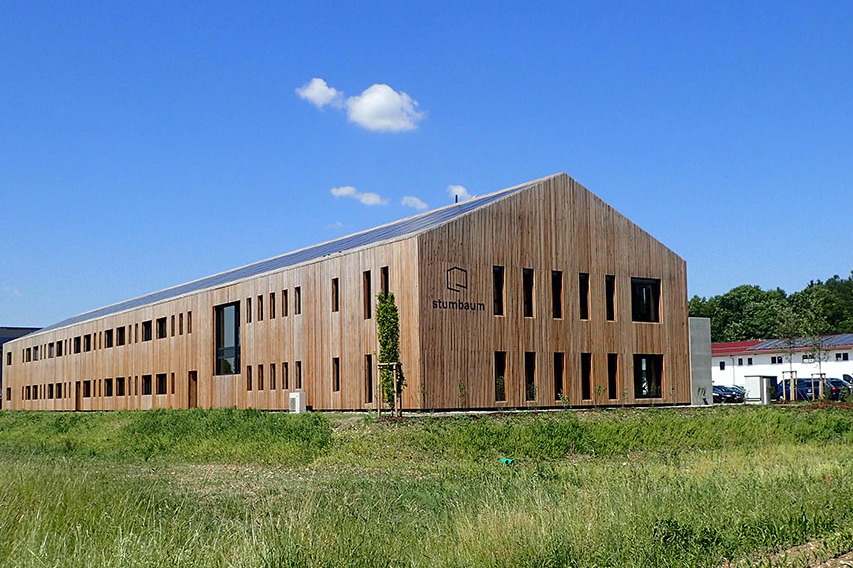 Holzbau und Acker