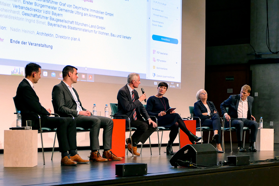 Podiumsdiskussion mit 5 Diskutierenden und Moderatorin