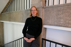 Person in Treppenhaus