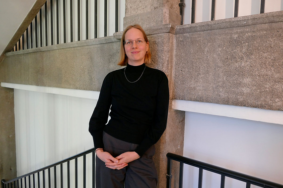 Person in Treppenhaus