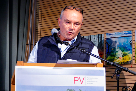 Technischer Bauamtsleiter Andreas Giampà bei einem Vortrag am Rednerpult