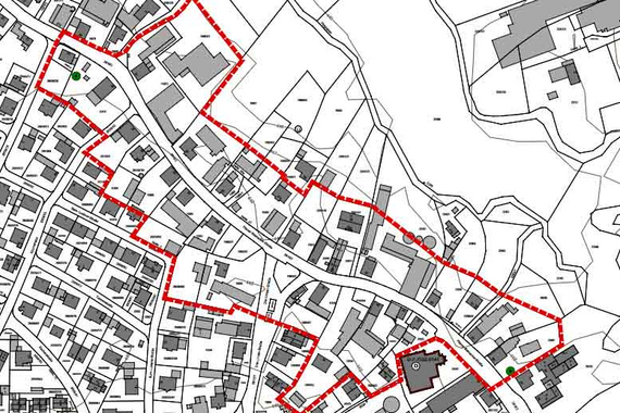 Der Geltungsbereich entlang der Pfarrer-Steinacker-Straße; hier rot umgriffen @ Planungsverband Äußerer Wirtschaftsraum München (PV)-; Geobasisdaten © Bayerische Vermessungsverwaltung 2022/04