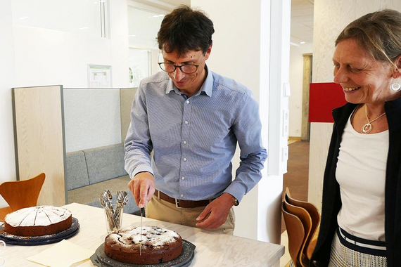 Mit Brotzeit-Buffet und Kuchen feierte das versammelte PV-Team sowohl die Einweihung als auch den Einstand von Marc Wißmann, PV-Geschäftsführer seit April 2023 © Planungsverband Äußerer Wirtschaftsraum München (PV)