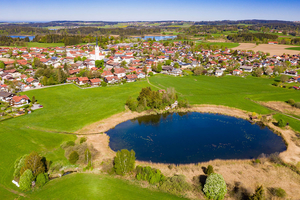 Luftbild von Ortschaft und Weiher