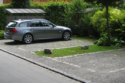 Parkplatz mit einem Auto
